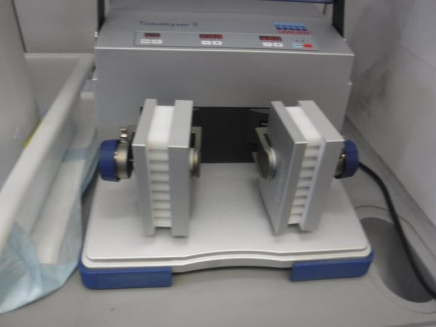 QIAGEN TissueLyser II; SN:1220141119E, photo 2 of 6