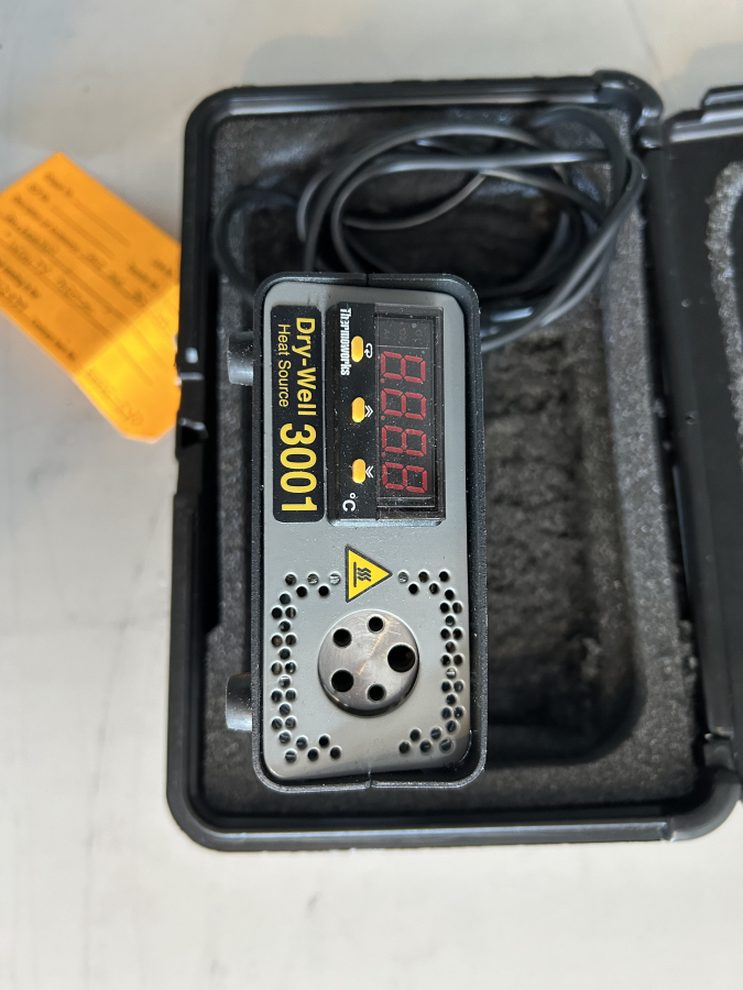 Dry-Well 3001 Mini Heat Source Probe & Thermometer Calibrator; SN:D21325251, photo 6 of 7
