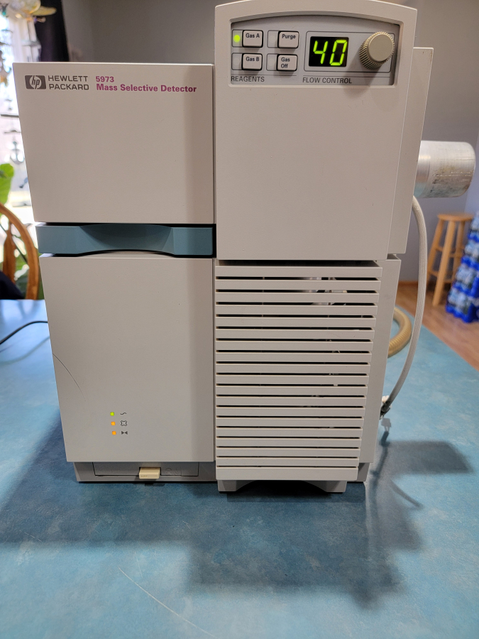 Hewlett Packard 5973 Mass Selective Detector G1099A w/ G1946-80001 Pump ; SN:US82321849, photo 6 of 11