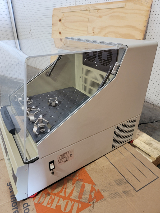 New Brunswick I24 I-Series 24 Incubator Orbital Shaker M1344-0010 +5 Clamps; SN:800835909, photo 5 of 8