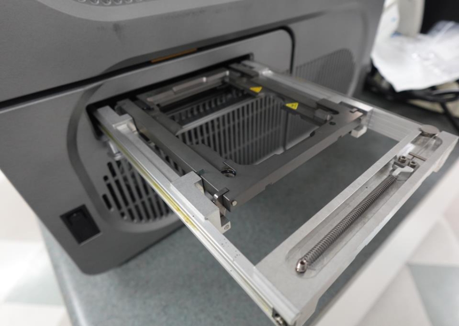 Roche LightCycler 480/96 PCR System includes computer with software;  S/N 20620, photo 2 of 18